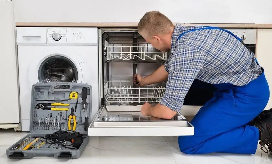 Buca Miele servisi teknisyen ekibi beyaz eşya tamiri yaparken